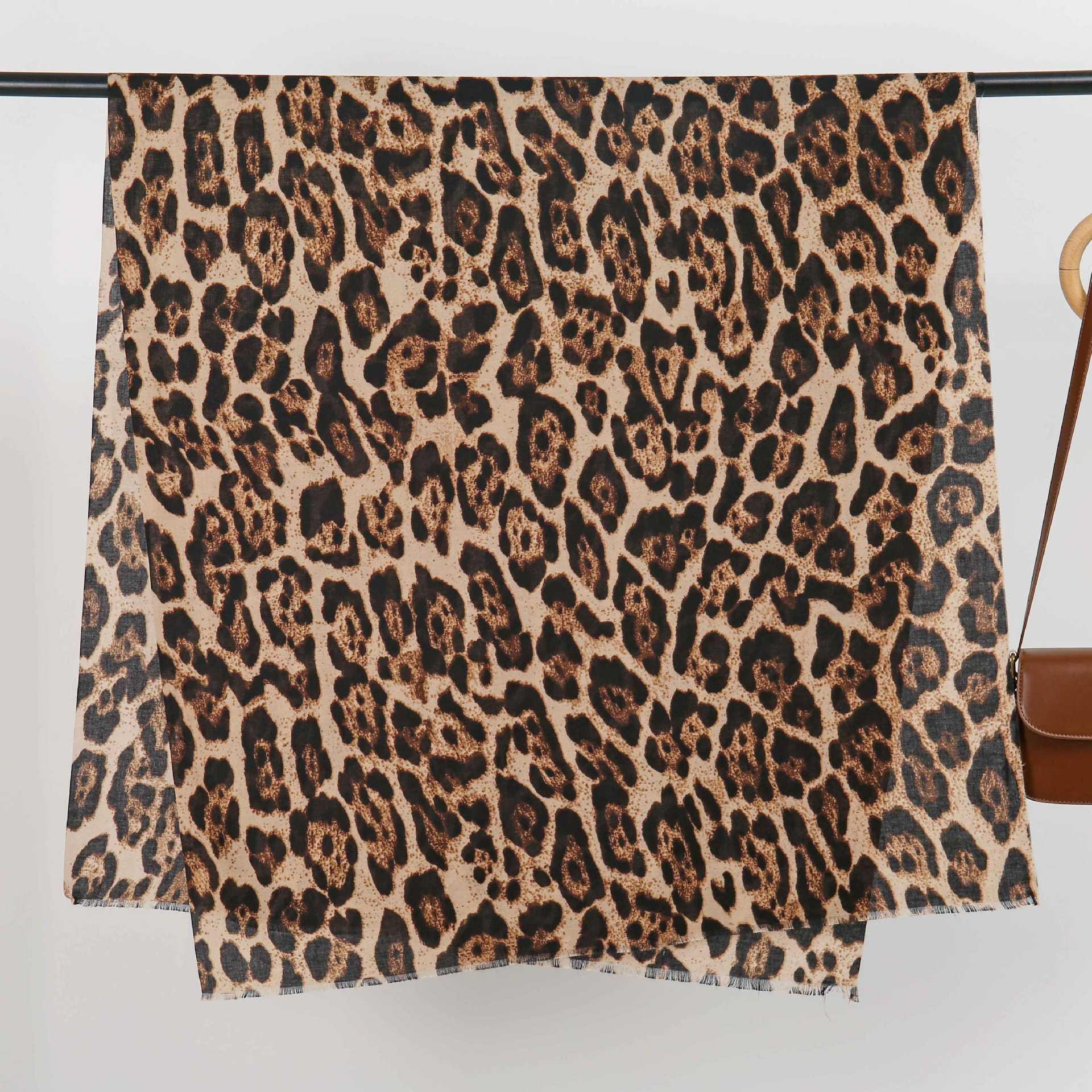 Écharpe à laine douce imprimé animalier léopard – Image 3