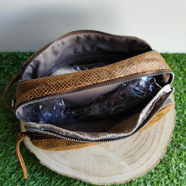 Sac bandoulière irisé imprimé python Camel – Image 3
